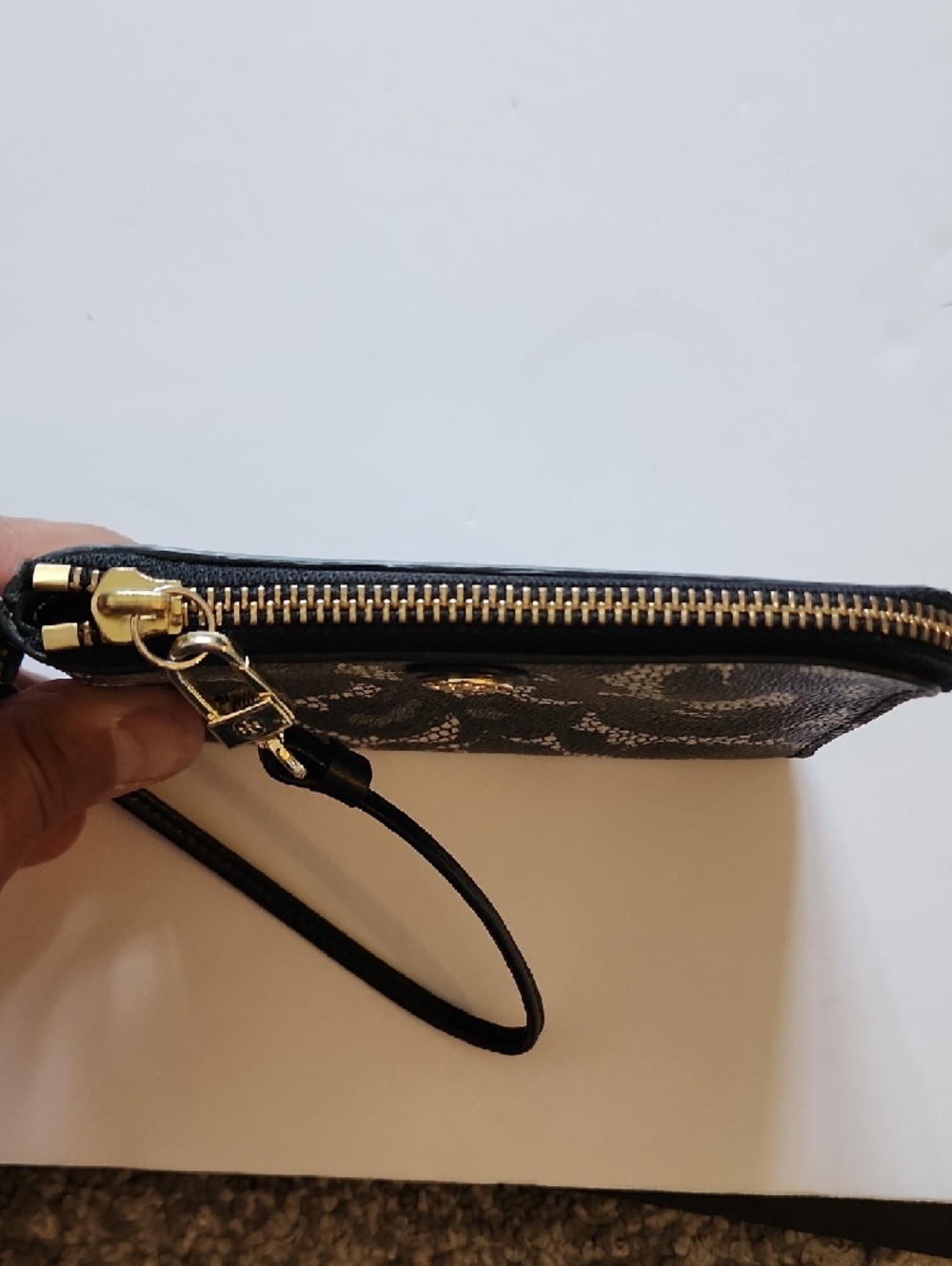 Tory Burch Robinson Ferrara  Lace Zip-Around  Wristlet.  6×4 - Picture 8 of 13